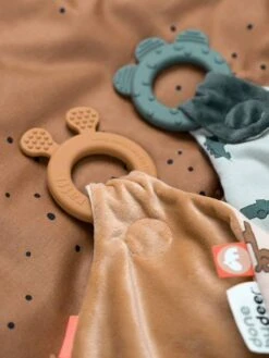 Doudou Plat Attache Sucette - DONE BY DEER Moutarde - Done By Deer -Petite Vie Soldes doudou plat attache sucette done by deer 2