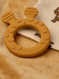 Doudou Plat Attache Sucette - DONE BY DEER Moutarde - Done By Deer -Petite Vie Soldes doudou plat attache sucette done by deer 4