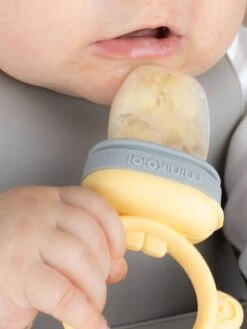 Grignoteur MINIKOIOI Baby Pulp En Silicone Tilleul/gris - Minikoioi -Petite Vie Soldes grignoteur minikoioi baby pulp en silicone 3