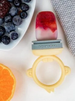 Grignoteur MINIKOIOI Baby Pulp En Silicone Tilleul/gris - Minikoioi -Petite Vie Soldes grignoteur minikoioi baby pulp en silicone 4