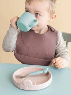 Lot De 2 Bavoirs Avec Récupérateur DONE BY DEER Peekaboo Eléphant En Silicone Vert Clair + Vert Foncé - Done By Deer -Petite Vie Soldes lot de 2 bavoirs avec recuperateur done by deer peekaboo elephant en silicone 3