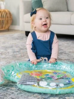 Tapis à Eau Découverte Sensorielle Licorne Des Mers - INFANTINO Bleu - Infantino -Petite Vie Soldes tapis a eau decouverte sensorielle licorne des mers infantino 3