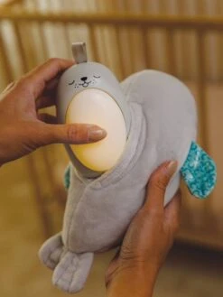 Veilleuse Bébé Otarie Douce Nuit 3 En 1 - INFANTINO Gris - Infantino -Petite Vie Soldes veilleuse bebe otarie douce nuit 3 en 1 infantino 3